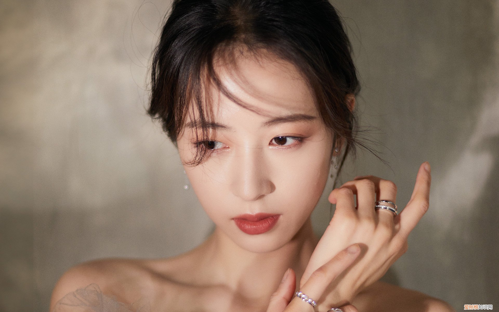 引人注目造句简单 一本正经的意思是什么