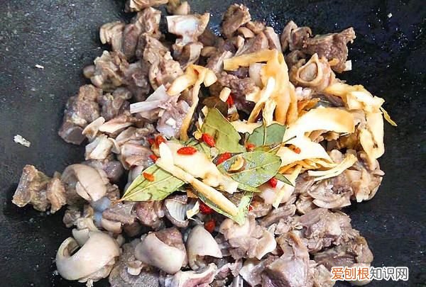 滋补羊肉汤怎么做，滋补羊肉汤放什么材料