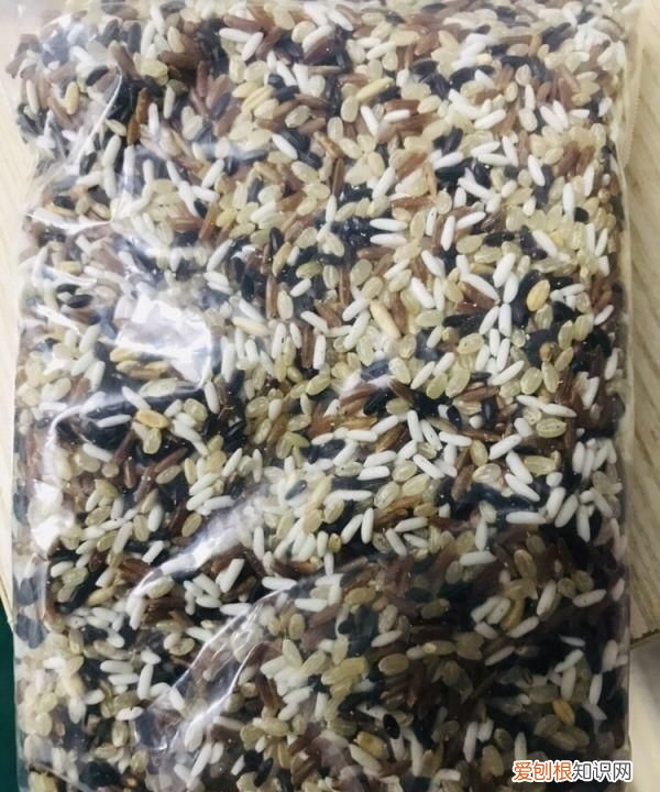 黑豆球的制作方法，怎么煮黑豆吃效果最好 制作黑豆糯米粥的方法