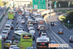 实线两边有锯齿线是什么意思，路面上的锯齿状白色实线是什么标线