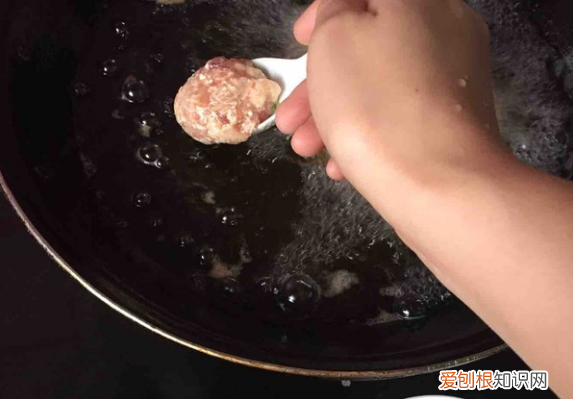 肉丸子怎么做不会散，我做肉丸做不成形怎么回事