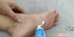 晚上睡前脚底涂牙膏有什么作用,晚上睡觉在脚底涂牙膏有什么好处