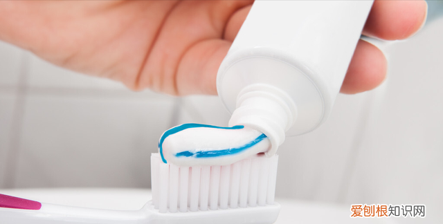 晚上睡前脚底涂牙膏有什么作用,晚上睡觉在脚底涂牙膏有什么好处