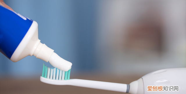 晚上睡前脚底涂牙膏有什么作用,晚上睡觉在脚底涂牙膏有什么好处