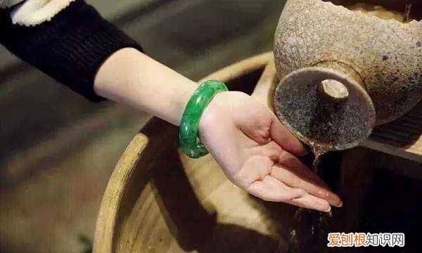 岫玉可以洗澡佩戴着,岫玉可以接触洗头膏和沐浴露吗