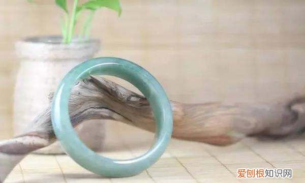 岫玉可以洗澡佩戴着,岫玉可以接触洗头膏和沐浴露吗