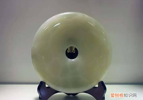 岫玉可以洗澡佩戴着，岫玉可以接触洗头膏和沐浴露吗