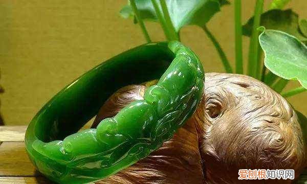 岫玉可以洗澡佩戴着,岫玉可以接触洗头膏和沐浴露吗