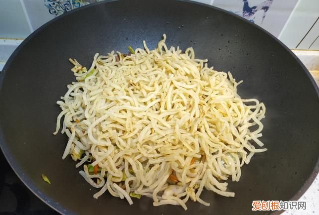 北方人爱吃的炒饼丝,炒饼对北方人的意义