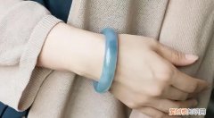 玉镯戴久了摘不下来怎么办?这几个技巧要记住的