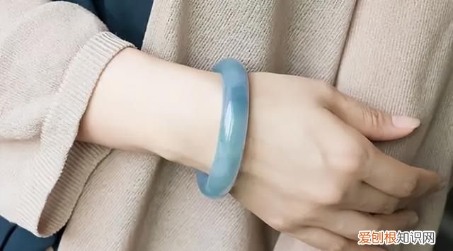 玉镯戴久了摘不下来怎么办?这几个技巧要记住的