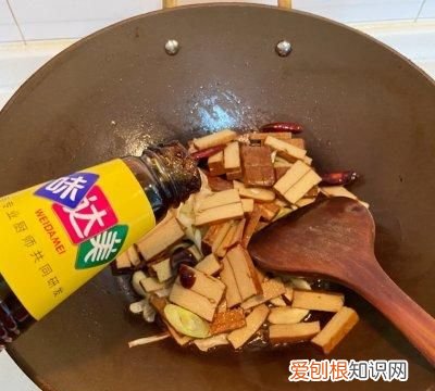 这道青椒炒香干比大厨做的还好吃英语