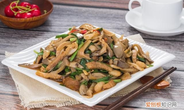 炒平菇直接下油锅还是先用热水泡