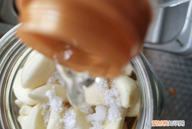 怎样泡腊八蒜又绿又脆窍门,泡腊八蒜用什么醋好吃