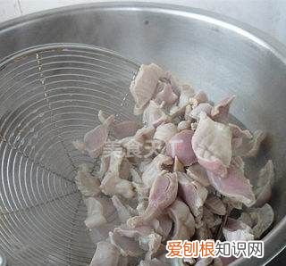 家常酱爆鸡心的做法，鸡肉和土豆怎么焖才好吃?