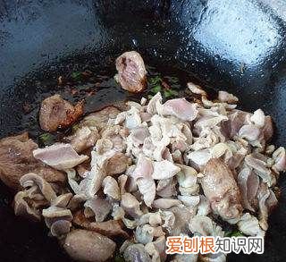 家常酱爆鸡心的做法，鸡肉和土豆怎么焖才好吃?