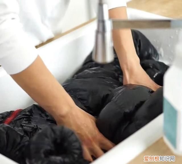 羽绒服毛衣怎么洗不缩水 毛衣羽绒服清洗