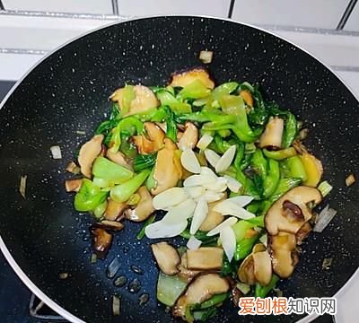 学会这道香菇油菜,让冬日美味加倍吧
