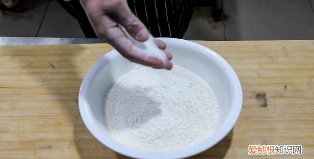 厨师长教你炸糖糕的正确做法,炸糖糕的和面做法