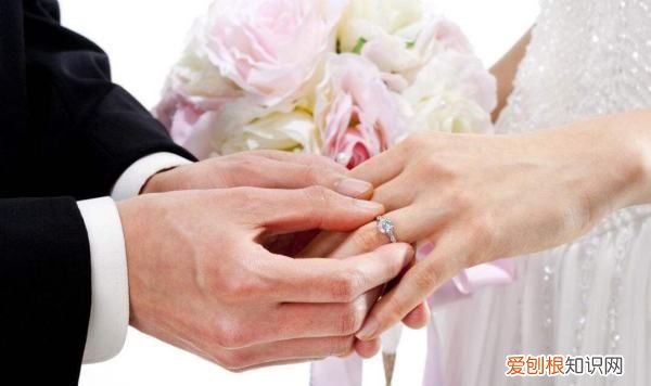 左手无名指戴戒指说明什么,无名指戴戒指意味着什么意思