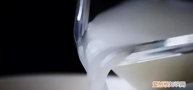 冰箱排水孔堵塞可以加热水进去吗