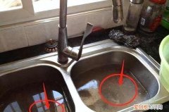 冰箱排水孔堵塞可以加热水进去吗