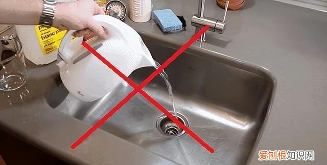 冰箱排水孔堵塞可以加热水进去吗