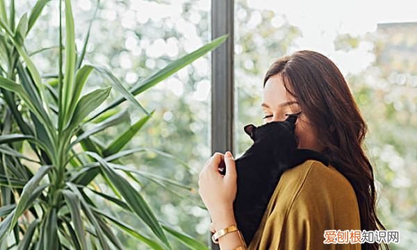 家里穷自卑的女孩该怎么办，孩子因为父母的贫穷感到自卑怎么办