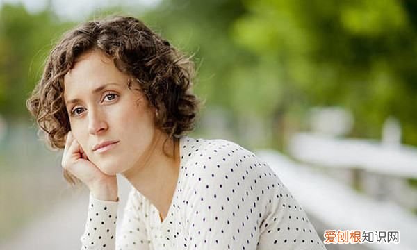 家里穷自卑的女孩该怎么办，孩子因为父母的贫穷感到自卑怎么办