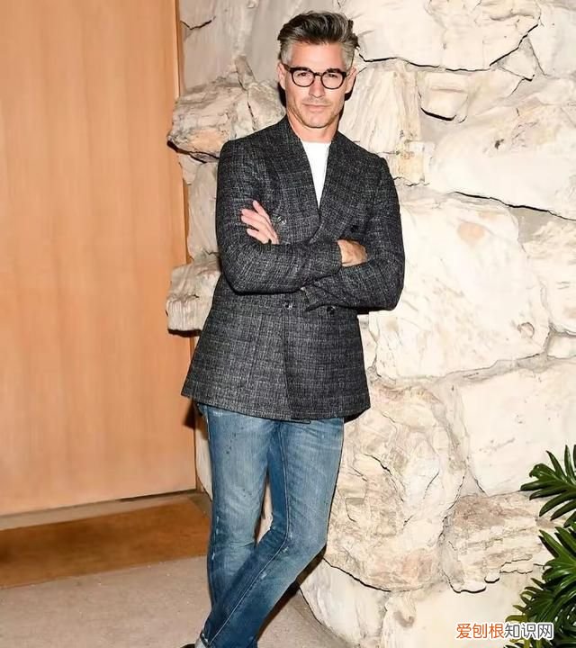 五六十岁男人适合穿什么颜色衣服