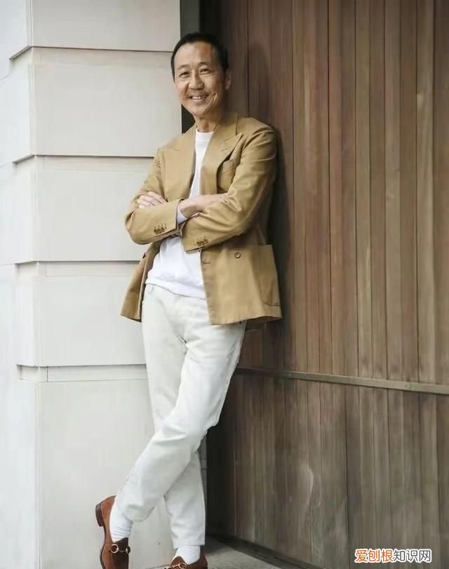 五六十岁男人适合穿什么颜色衣服