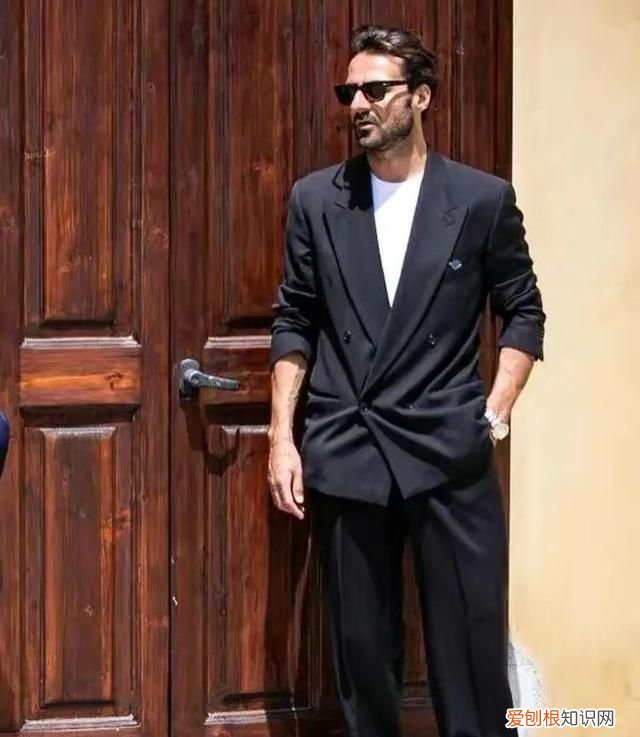 五六十岁男人适合穿什么颜色衣服