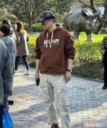 五六十岁男人适合穿什么颜色衣服