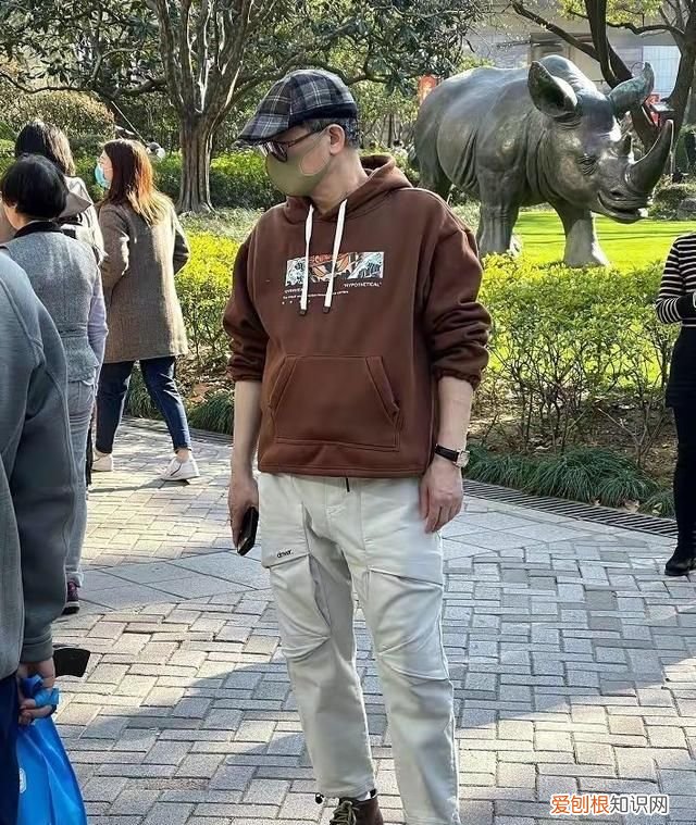 五六十岁男人适合穿什么颜色衣服