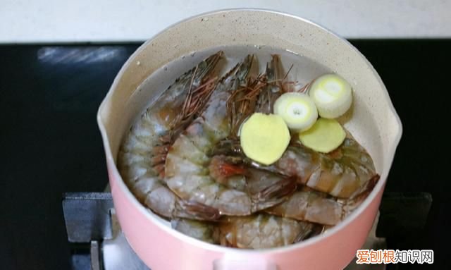 煮活虾，别水开后再下锅，厨师教你4招，虾肉又香又嫩，没有腥味