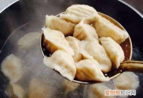 下饺子应该怎么下，下饺子的步骤 水饺应该怎么煮