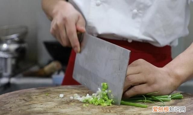 蛋炒饭怎么做的?字要少一点,做蛋炒饭的米饭怎么保存粒粒分明