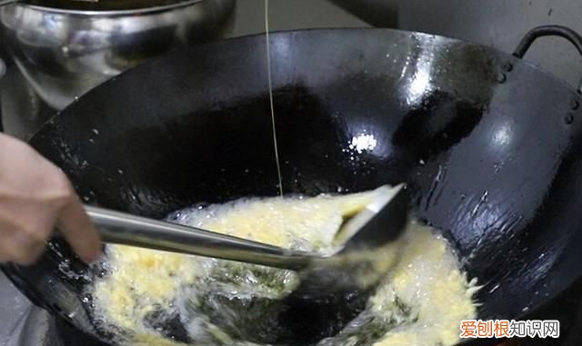 蛋炒饭怎么做的?字要少一点,做蛋炒饭的米饭怎么保存粒粒分明