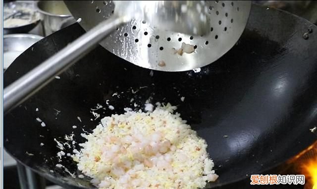 蛋炒饭怎么做的?字要少一点,做蛋炒饭的米饭怎么保存粒粒分明