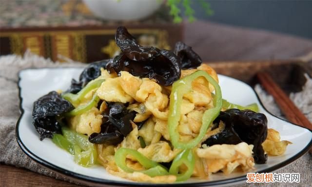 炒木耳总是噼里啪啦炸锅