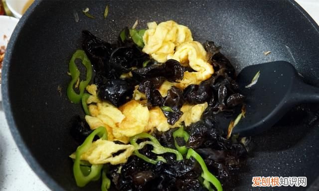 炒木耳总是噼里啪啦炸锅