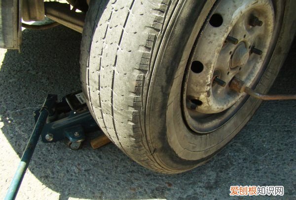 前后轮胎不同品牌可以