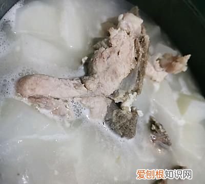 脊骨萝卜汤怎么做好喝,电饭煲炖脊骨萝卜汤的做法