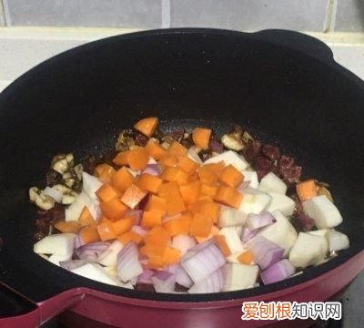 芋头腊肠焖饭要糯米还是大米好吃