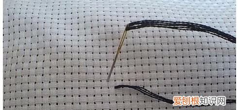 十字绣勾边怎么勾图解，图解十字绣如何穿线和走线