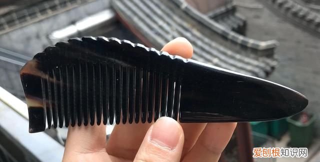 牛角梳为什么不能沾水，为什么木梳沾水脱色了