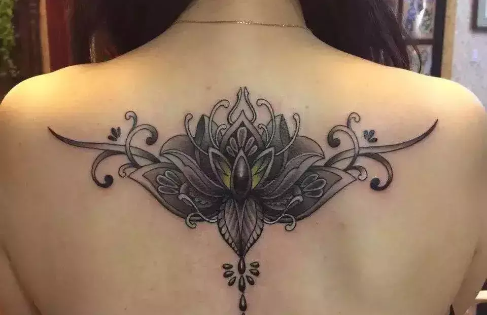 后背纹身图案女