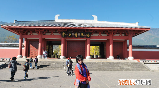 PS把多余的人P掉如何P，ps中怎么把背景中的人去掉呢