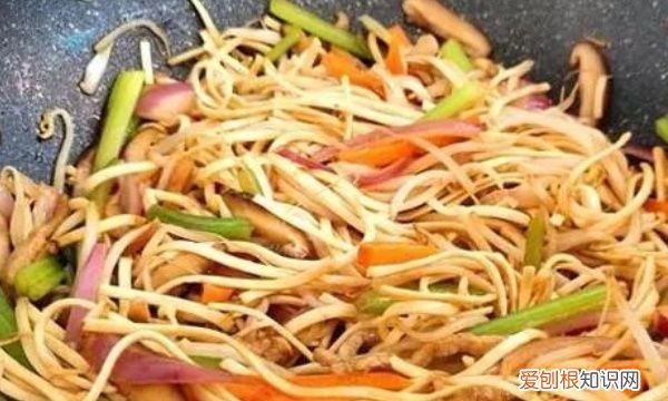 蒸面条怎么蒸出来松散，蒸面条的时候用放油吗