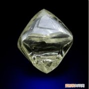 钻石是在石头上生长的，完全纯正的钻石是哪种元素组成的无色晶体